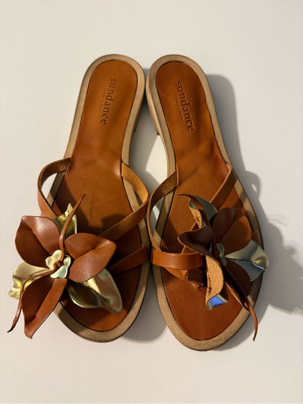 Sundance Sandals Leather Flip Flops With Floral Embellishment Size 40 / 9 Italy